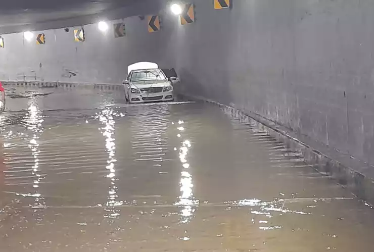 Mueren dos personas tras quedar atrapados en su carro en inundación.jpeg