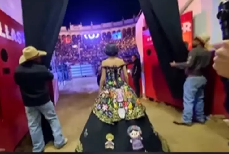 Ángela Aguilar usa vestido michoacano.