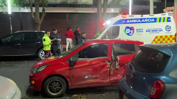 Tráiler proyecta a auto contra muro en Tlalpan y se da a la fuga.