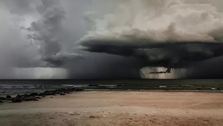 Meteorólogos advierten posible interacción entre ciclones con trayectoria hacia EE. UU.