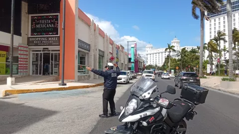 Tráfico lento en la zona hotelera de Cancún tras mortal accidente HOY 1 de febrero