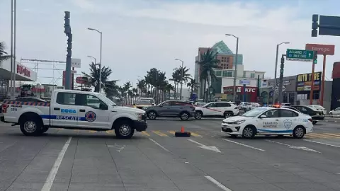 Norte tira ventanas de hotel sobre bulevar Ruiz Cortines en Boca del Río; cierran vialidad