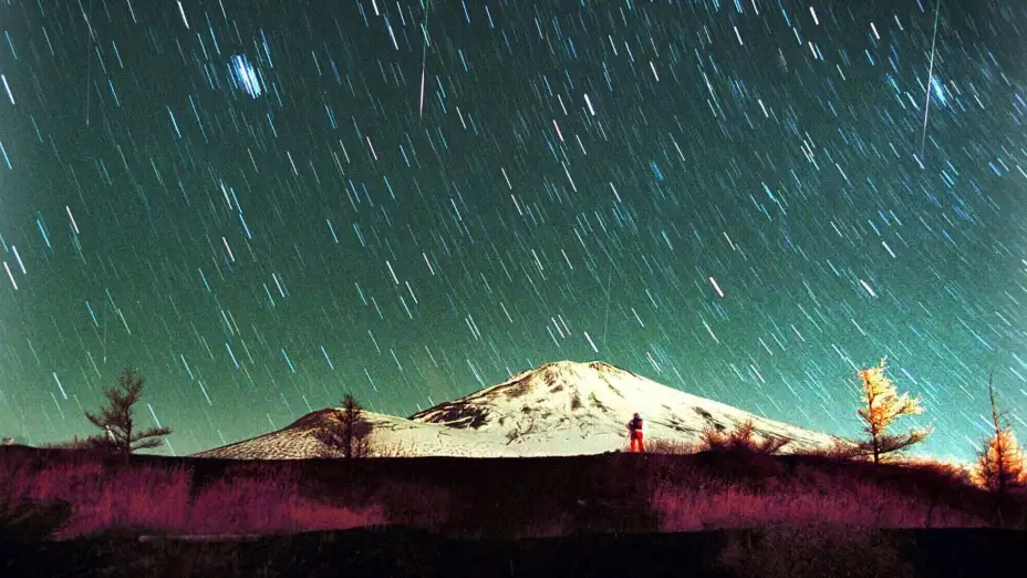 Lluvia de meteoritos Leónidas vista sobre el Monte Fuji, en Japón.