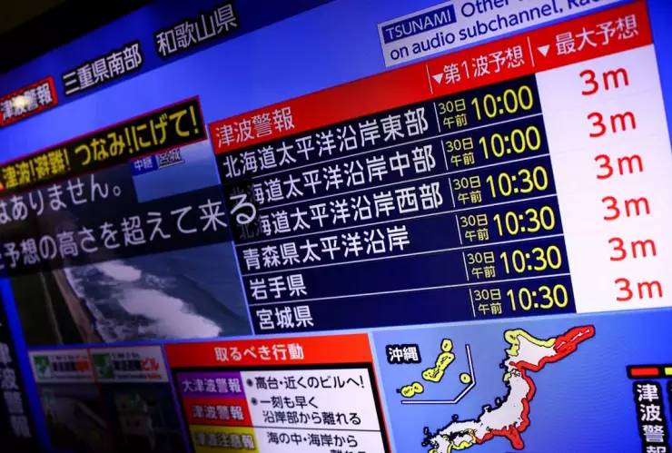 Una pantalla de televisión muestra un informe de noticias sobre la alerta de tsunami de la Agencia Meteorológica de Japón, que dice que espera olas de tsunami de hasta 3 metros.