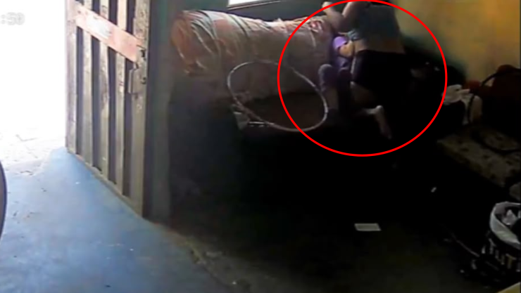 Mujer golpea a menor con discapacidad en Ecuador