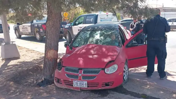 Conductora pierde control del auto