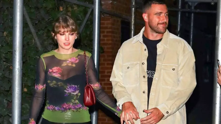 taylor y travis ya son novios no esconden su romance