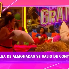 Niurka y Mónica almohadazo.jpg