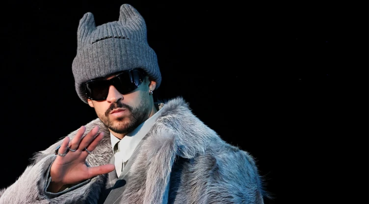 El artista discográfico mundial ganador del premio Grammy, Bad Bunny, aparece en el escenario durante su conferencia de prensa de medio tiempo antes de su actuación del domingo en el partido Super Bowl LX entre los New England Patriots y los Seattle Seahawks, en San Francisco, California, EE. UU., el 5 de febrero de 2026