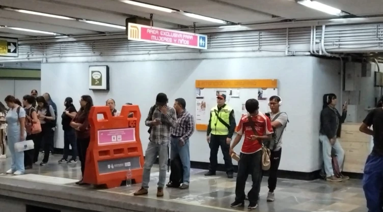 Andén de estación del Metro CDMX.