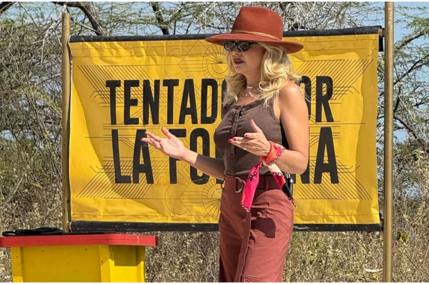 Con un pantalón estilo cargo, tanktop con botones y sombrero de ala plana, Itatí lució impactante para guiar a los aventureros en el juego del día.