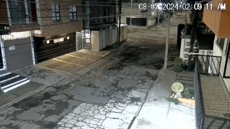 Una vez que el bebé cae del balcón en Puebla, vecinos salen a ver qué ocurre. 