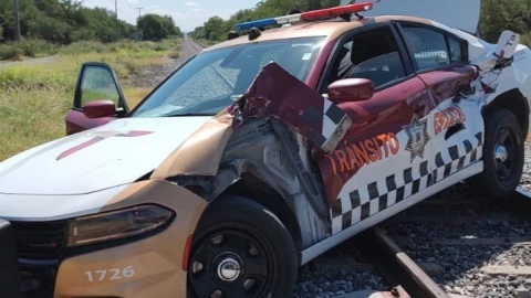 Patrulla de tránsito estatal fue embestida por tren de mantenimiento en Ciudad Victoria, Tamaulipas