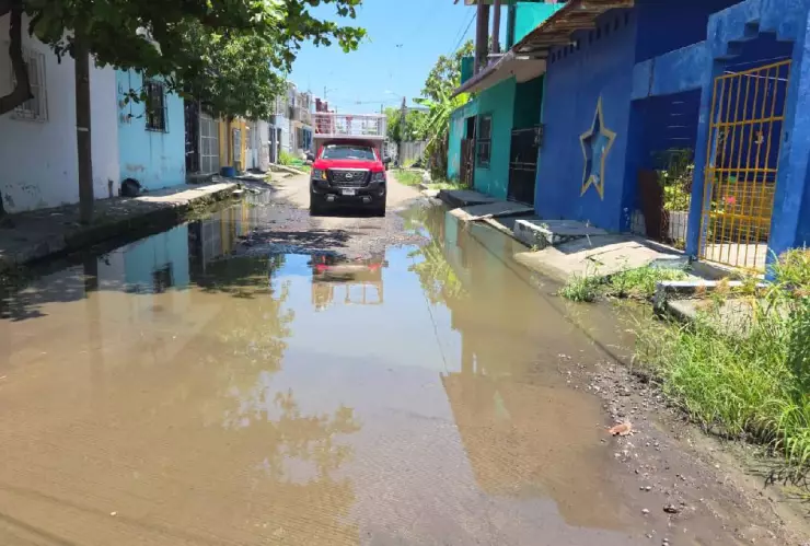 Vecinos de la colonia Carranza en Boca del Río denuncian colapso de drenajes en la Avenida 20