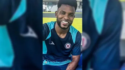 Borja con la indumentaria de Cruz Azul