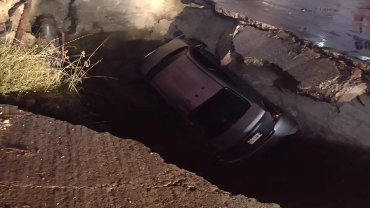 Auto cae a socavón en Veracruz.jpg