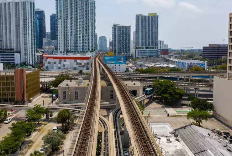 Los carriles del Metrorail en Miami con los edificios y la grandeza de la ciudad de fondo