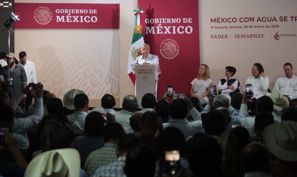 Presidente AMLO promete concluir dos presas en Sinaloa