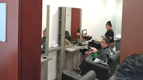 Senadoras se consienten en estética dentro del senado