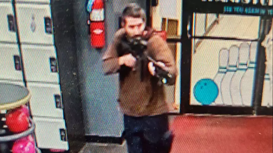 Un hombre no identificado en el local Sparetime Recreation, en Lewiston, Maine.