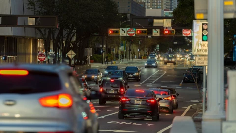Autos recorren calle de Florida