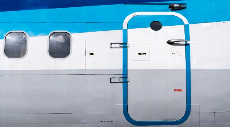 Un pasajero de un avión de JetBlue abrió la puerta de emergencia.