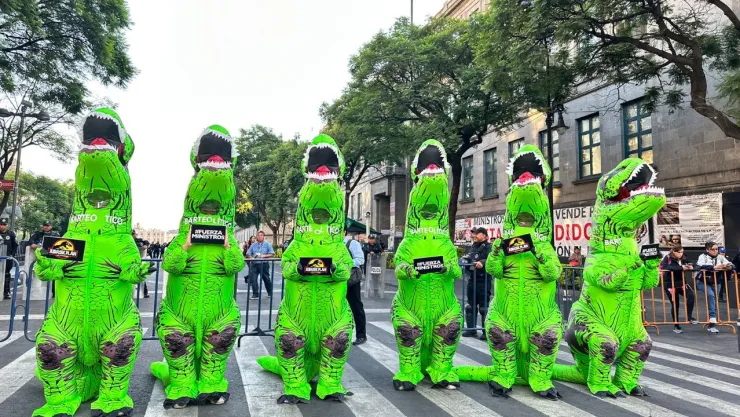 Xóchitl Gálvez llega acompañada de botargas de dinosaurios a Palacio Nacional