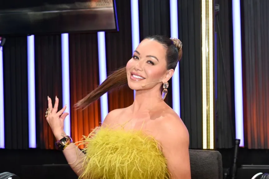 Chiquis, quien lucía un atuendo increíble, brilló no solo por su belleza sino también por su talento. Su presencia en el Sexto Concierto complementó perfectamente el nivel del evento, y su crítica agregó un toque de elegancia y profundidad a la noche. Chiquis no solo evaluó las actuaciones con su característico ojo crítico, sino que también deslumbró con su estilo y gracia.