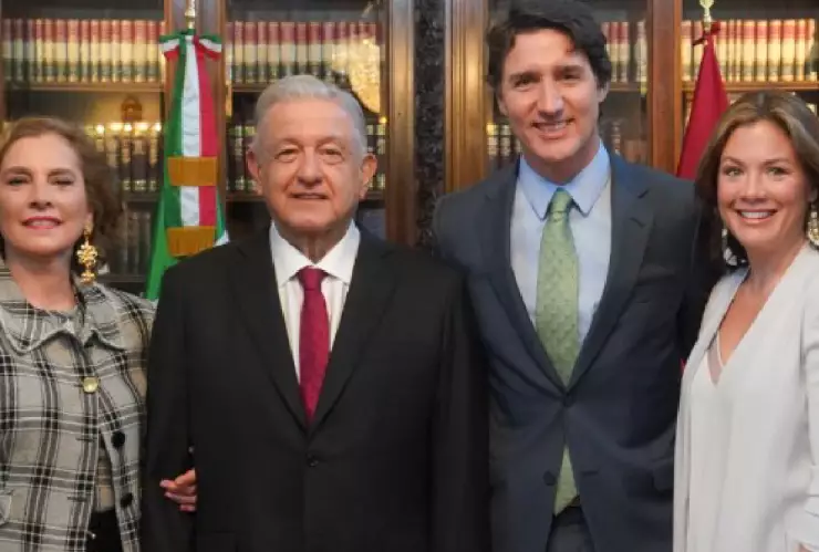 El presidente Andrés Manuel López Obrador (AMLO) y el primer ministro de Canadá, Justin Trudeau, posaron para una foto junto a sus esposas Beatriz Gutiérrez Müller y Sophie Grégoire, respectivamente en Palacio Nacional.