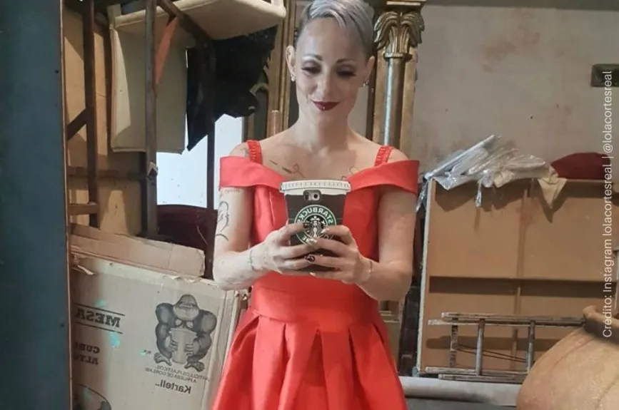 Lola Cortes selfie en el espejo.jpg