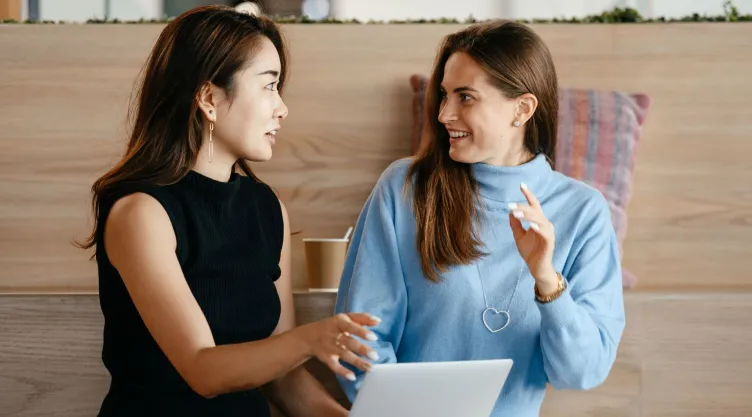 ¿Qué significa que una persona te toque mucho al hablar? La psicología responde