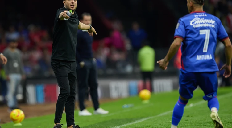 Martín Anselmi dirigiendo a Cruz Azul en el Estadio Azteca