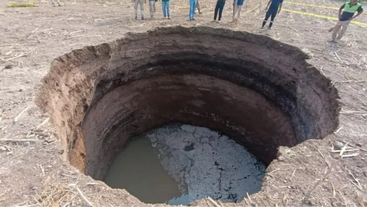 Miedo en Guerrero Enorme socavón de 10 metros aparece en Tehuatepec