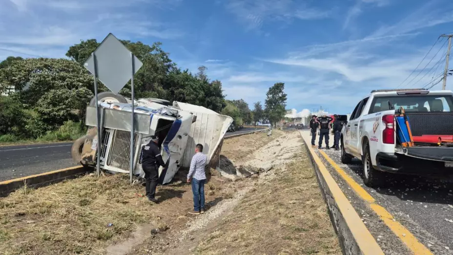 ¡Aparatoso! Vuelca camión con grava en carretera Xalapa-Veracruz ¿Cuántos lesionados hay?