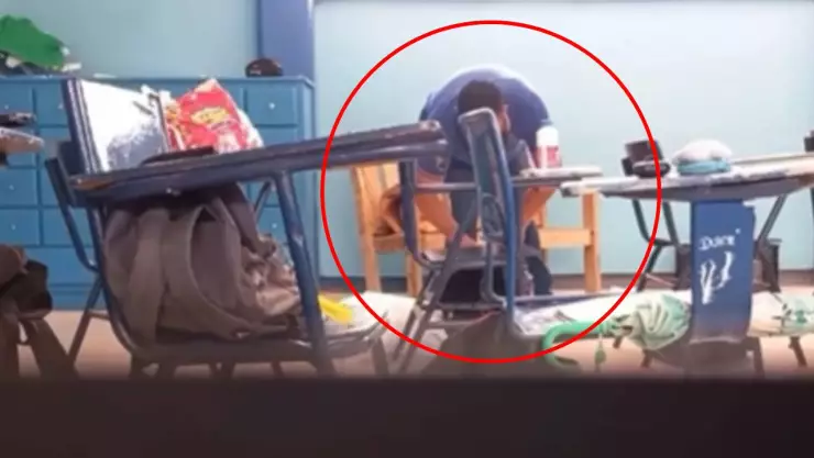saquea mochila de alumnos