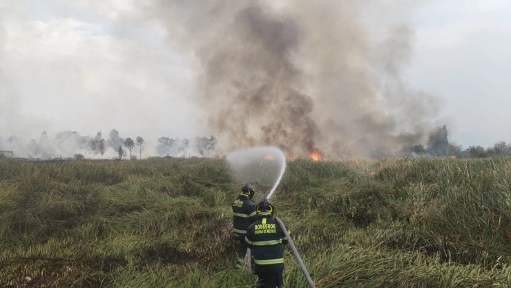 Incendio se registra en colonia Ciénega Grande, alcaldía Iztapalapa.