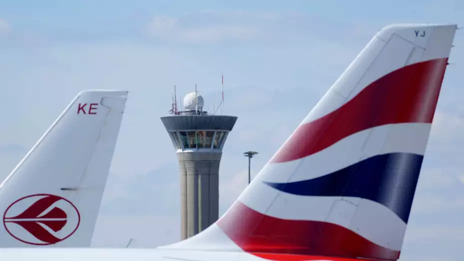 Torre de control del aeropuerto Charles de Gaulle, en París, Francia.