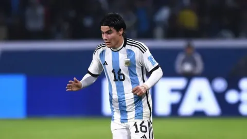 Luka Romero con la indumentaria de Argentina