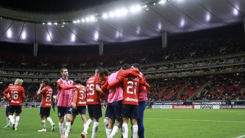 Jugadores de Chivas celebran un gol