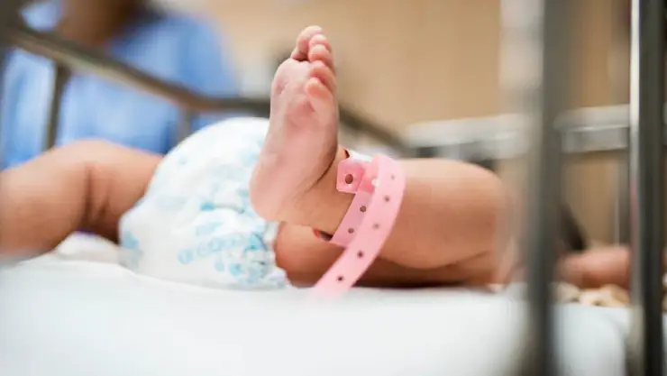 Padres antivacunas rechazan cirugía que salvaría vida de su bebé