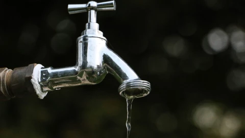 El agua por tandeo es la distribución del líquido en horarios específicos o por tandas.