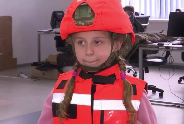 Tras invasión, chalecos antibalas y cascos; nueva vestimenta para niños en Ucrania.