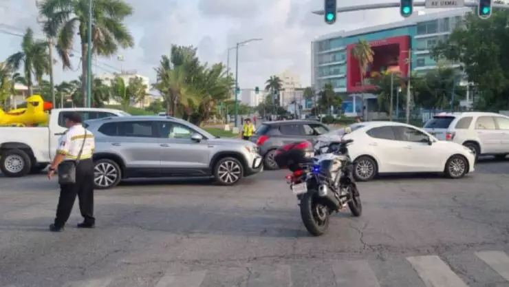 Tráfico por cierres viales en Cancún HOY 15 de octubre.jpg