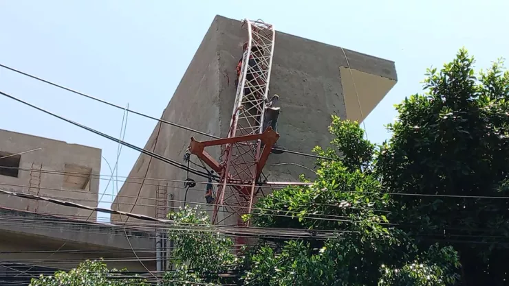 Muere un trabajador electrocutado en la Magdalena Contreras tras colapso de torre