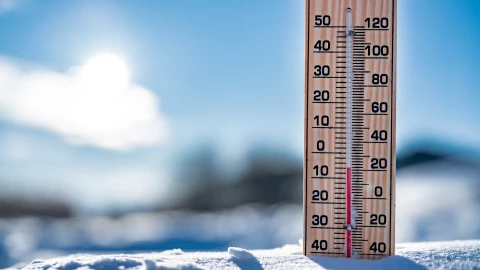 Term&oacute;metro sobre la nieve marcando las bajas temperaturas