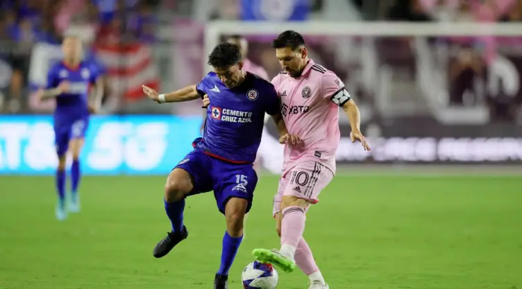 Messi disputa el balon contra Rivero Inter Miami vs Cruz Azul