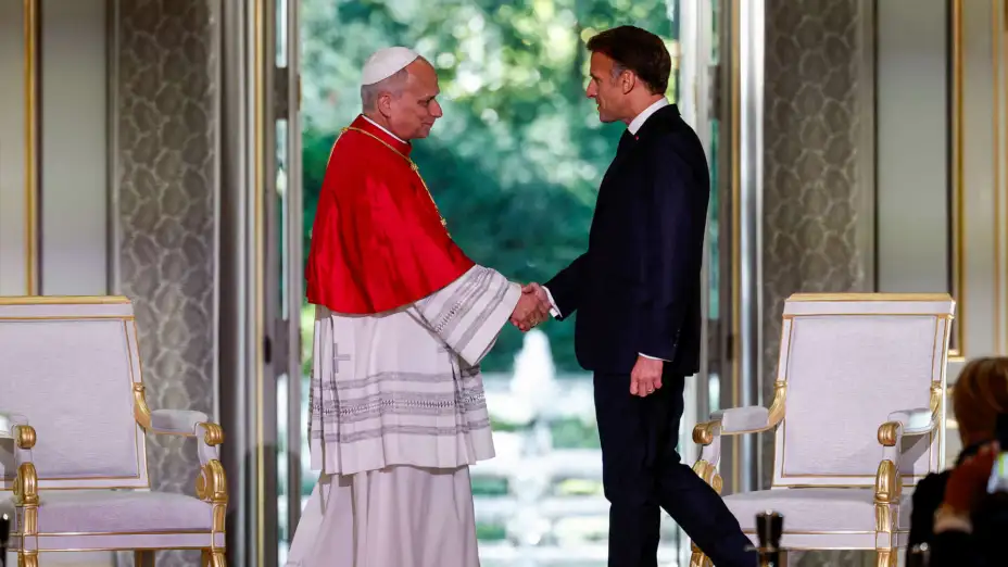 León XIV es recibido por Emmanuel Macron en el Palacio del Elíseo, en París.