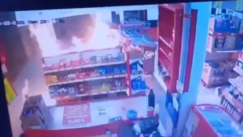 VIDEO: Ataque con bomba molotov en una tienda deja a un niño y su padre con quemaduras