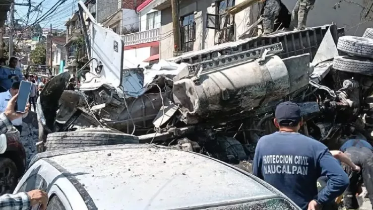 Impactante accidente de tráiler en Naucalpan deja casas destruidas y dos heridos graves
