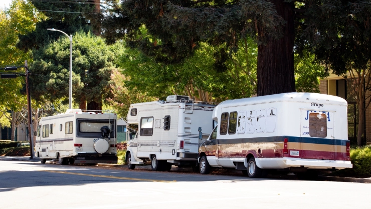Hilera de casas rodantes estacionadas en California